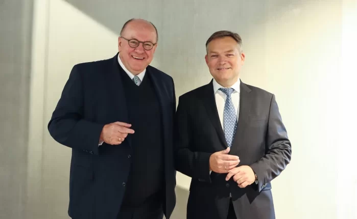 CEO Felix Kleinert hands over scepter to successor Andreas Denker.
